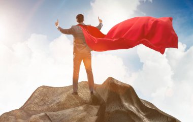 Süper kahraman iş adamı dağın tepesinde.