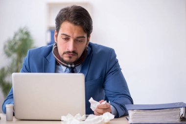 İş yerinde acı çeken genç bir işadamı