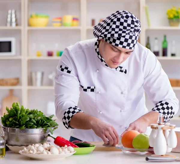 Jovem Cozinheiro Sexo Masculino Trabalhando Cozinha — Fotografia de Stock