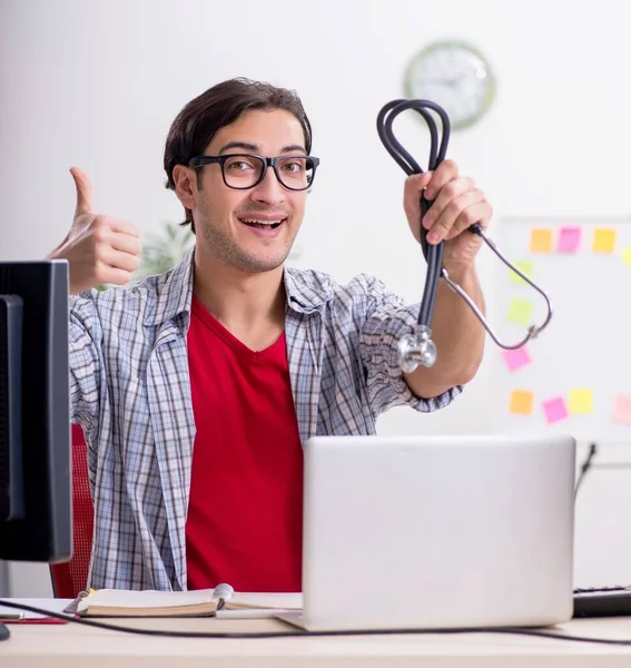 Mâle Spécialiste Travaillant Dans Bureau — Photo