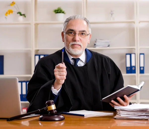 Avvocato Anziano Che Lavora Tribunale — Foto Stock
