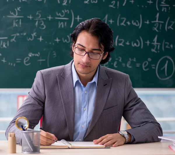 Mladý Pohledný Učitel Matematiky Třídě — Stock fotografie