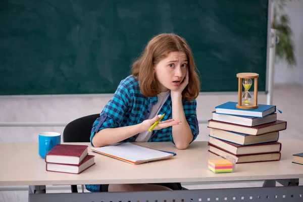 Joven Estudiante Concepto Gestión Del Tiempo — Foto de Stock