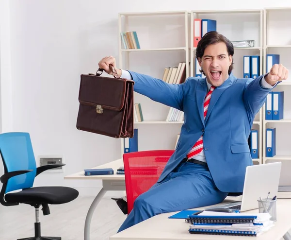 事務所の若い幸せな男性従業員 — ストック写真