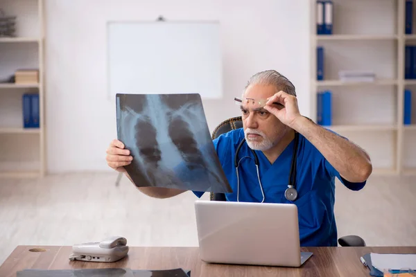 Velho Médico Radiologista Sexo Masculino Trabalhando Hospital — Fotografia de Stock