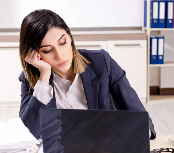 Young Female Employee Working Office — Fotografia de Stock