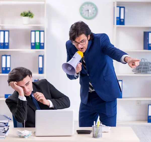 Capo Suo Assistente Maschile Che Lavorano Ufficio — Foto Stock