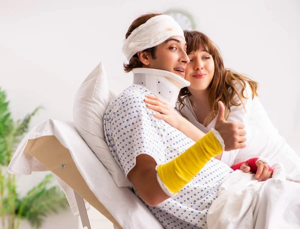 Αγαπημένη Σύζυγος Φροντίζει Τον Τραυματισμένο Σύζυγο — Φωτογραφία Αρχείου
