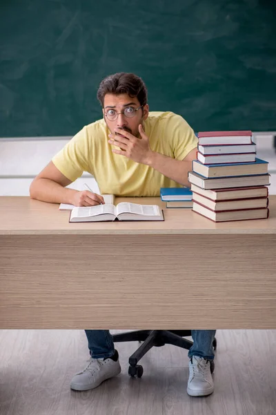 Jeune Étudiant Préparant Aux Examens Classe — Photo