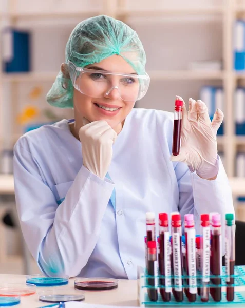 Jovem Química Que Trabalha Laboratório — Fotografia de Stock