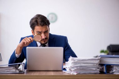 Genç işadamı ve ofiste çok fazla iş var.