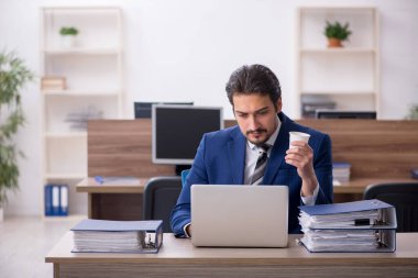 Molada kahve içen genç bir çalışan.