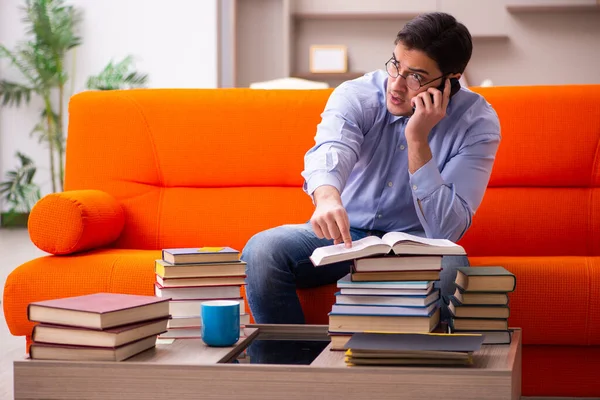 Estudiante Joven Preparándose Para Los Exámenes Casa — Foto de Stock