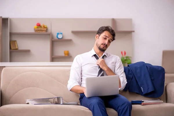 Jeune Homme Affaires Travaillant Domicile Pendant Pandémie — Photo