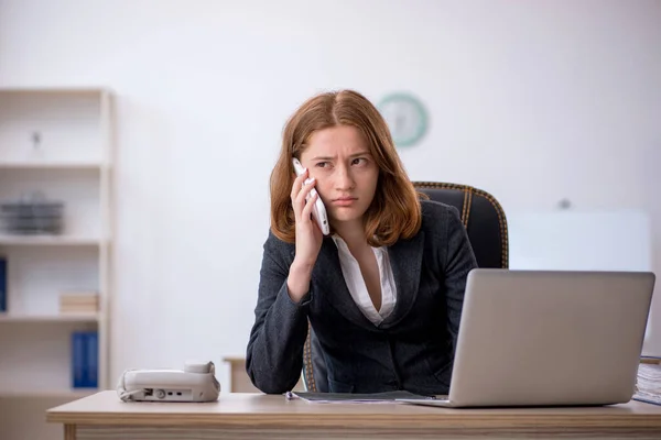 Young Businesswoman Sitting Workplace — Stock Photo, Image