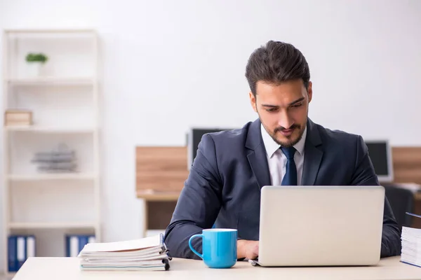 Junger Geschäftsmann Sitzt Arbeitsplatz — Stockfoto