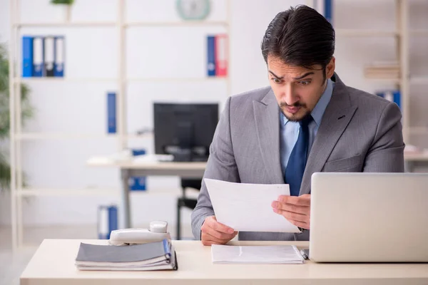 Jovem Empresário Empregado Que Trabalha Escritório — Fotografia de Stock