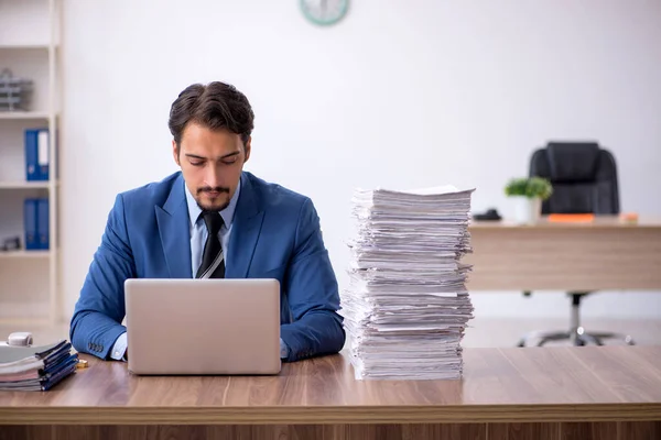 Empleado Joven Empresario Descontento Con Trabajo Excesivo Lugar Trabajo — Foto de Stock