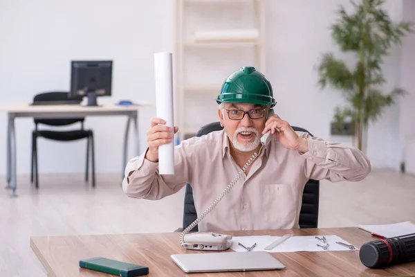 Alter Architekt Arbeitet Büro — Stockfoto