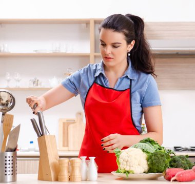 Mutfakta sebzeli genç kadın.