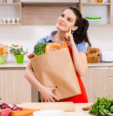 Mutfakta sebzeli genç kadın.