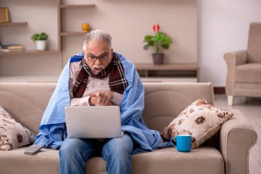 Yaşlı adam evde acı çekiyor.