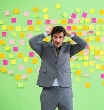 Birçok iş önceliği olan bir iş adamı.