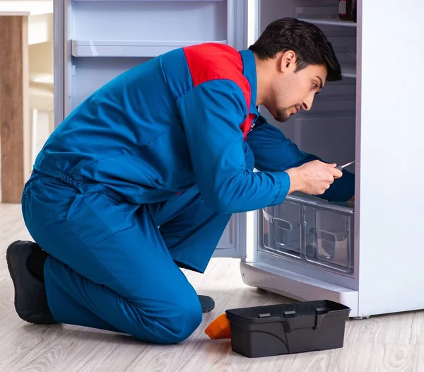 Человек Ремонтирует Холодильник Клиентом — стоковое фото