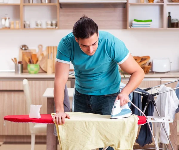 Joven Marido Haciendo Planchado Ropa Casa — Foto de Stock