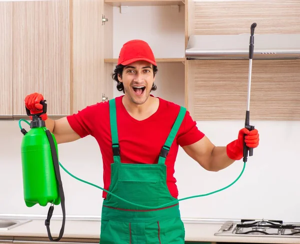 Professionele Aannemer Doet Ongediertebestrijding Keuken — Stockfoto