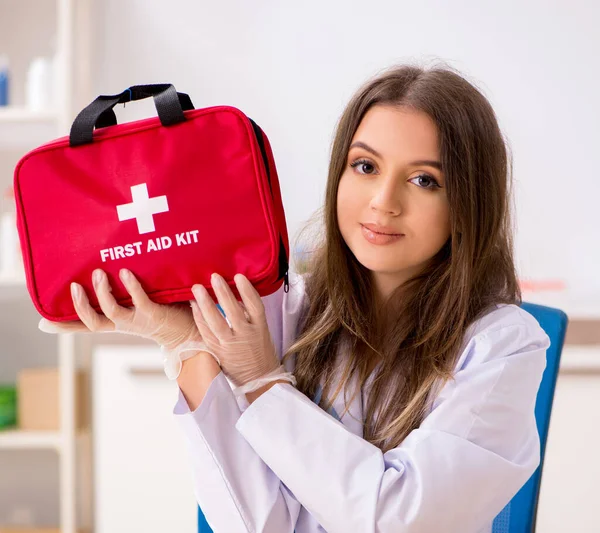 救急バッグ付きの女性の美しい医師 — ストック写真