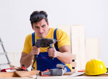 Zemin tamircisi işinden dolayı hayal kırıklığına uğradı.