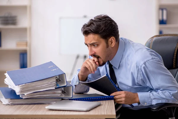 Giovane Impiegato Affari Seduto Sul Posto Lavoro — Foto Stock