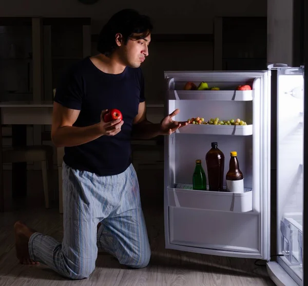 Άνθρωπος Που Σπάει Δίαιτα Νύχτα Κοντά Στο Ψυγείο — Φωτογραφία Αρχείου