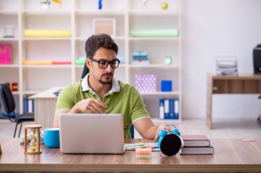 Genç tasarımcı ofiste çalışıyor.