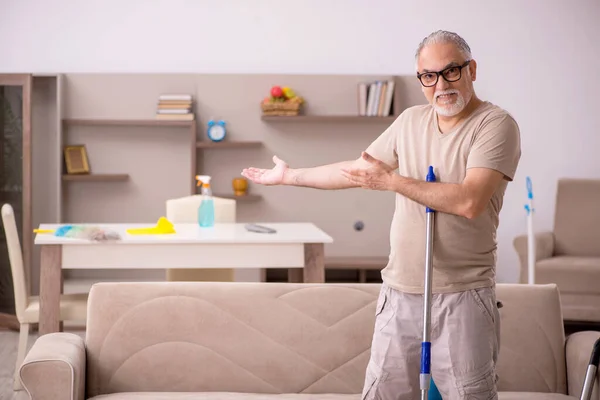 Verouderde Man Doet Huishoudelijk Werk Thuis — Stockfoto