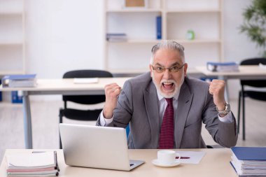 Ofiste çalışan eski bir çalışan.