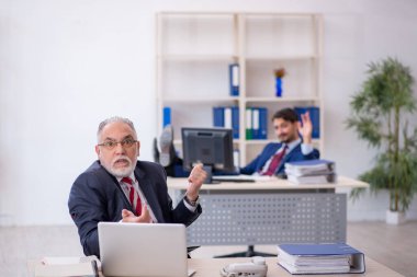 Ofiste çalışan iki meslektaşım.