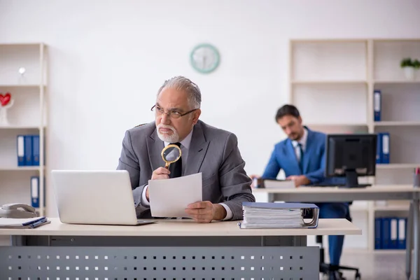 Alter Chef Und Junger Mitarbeiter Arbeitsplatz — Stockfoto