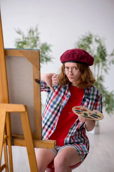 Junge Studentin Genießt Malerei Hause — Stockfoto