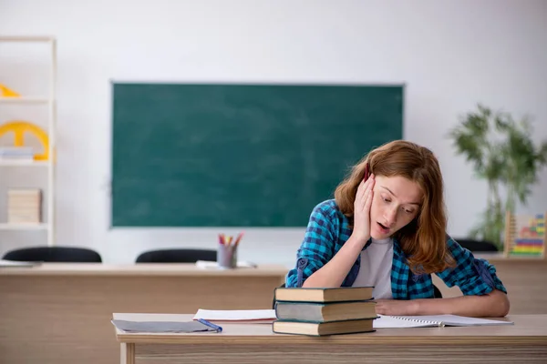 教室での試験の準備をする女子学生 — ストック写真