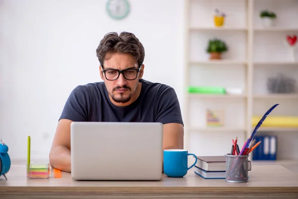 Joven Diseñador Trabajando Oficina — Foto de Stock