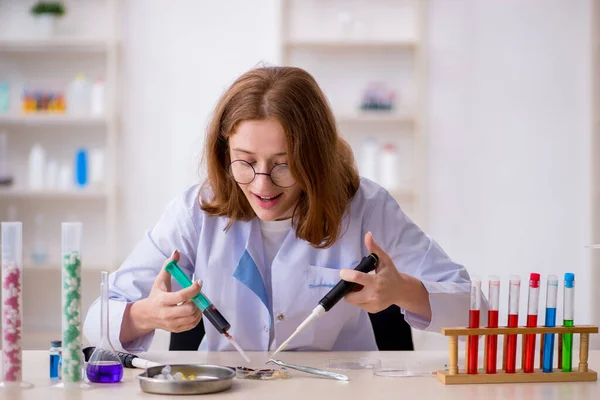 Νεαρή Γυναίκα Χημικός Που Εργάζεται Στο Εργαστήριο — Φωτογραφία Αρχείου