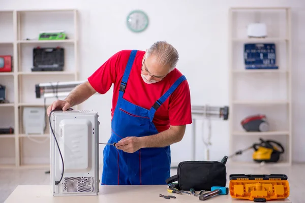 Old Male Repairman Repairing Oven Workshop — Stock Photo, Image