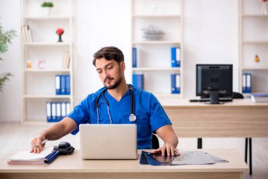 Hastanede çalışan genç doktor radyoloji uzmanı.