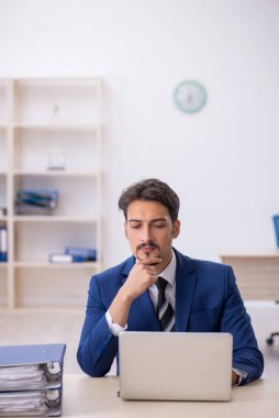 Genç işadamı ve ofiste çok fazla iş var.