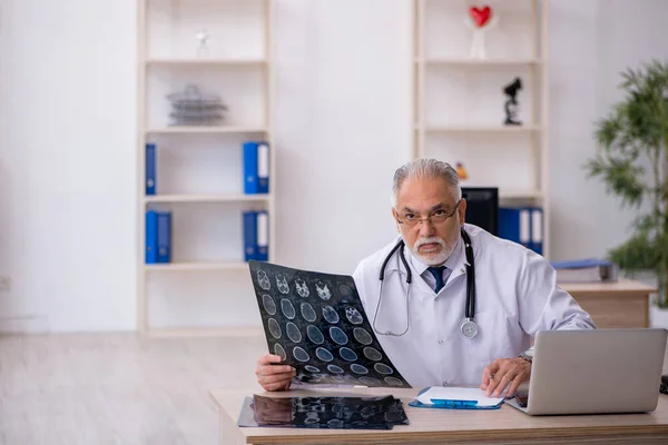 Klinikte Çalışan Yaşlı Erkek Radyoloji Uzmanı — Stok fotoğraf