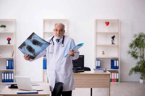 Medico Sesso Maschile Anziano Radiologo Che Lavora Clinica — Foto Stock