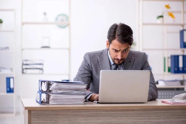 Giovane Dipendente Maschile Che Lavora Ufficio — Foto Stock