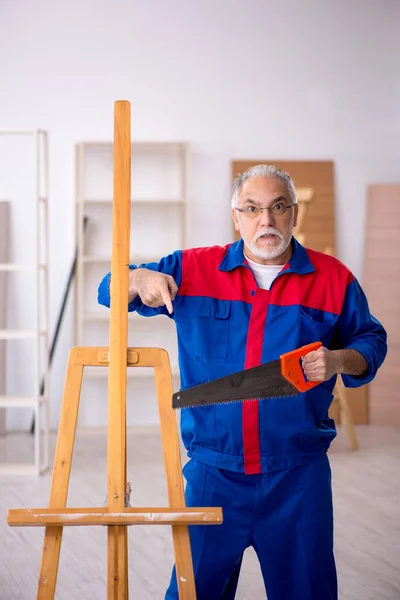 Aged Male Carpenter Sawing Drawing Easel — Stock Photo, Image